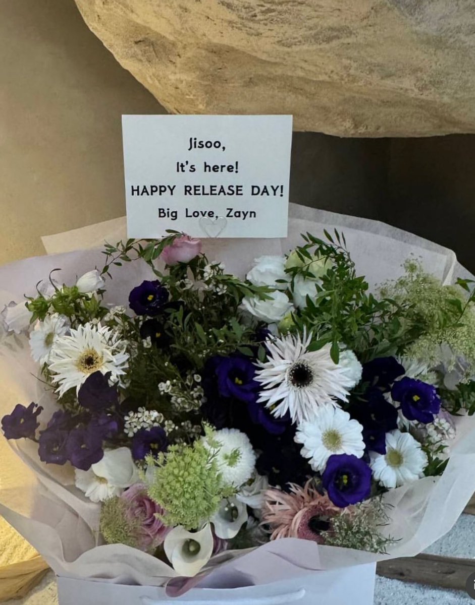 from filming mv together, we got selfies of zaynsoo together and a flower from zayn to chu! our social butterfly lovely girl kim jisoo!🩵

#JISOO #지수