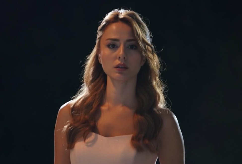 #AynadakiYabancı dizisinde Azra'nın değişim öncesi halini oynayan Sema Gültekin, performansıyla izleyiciden tam not aldı. Oyuncu kadroda kalmaya devam edip, flashback sahnelerinde yer alacak. 📌