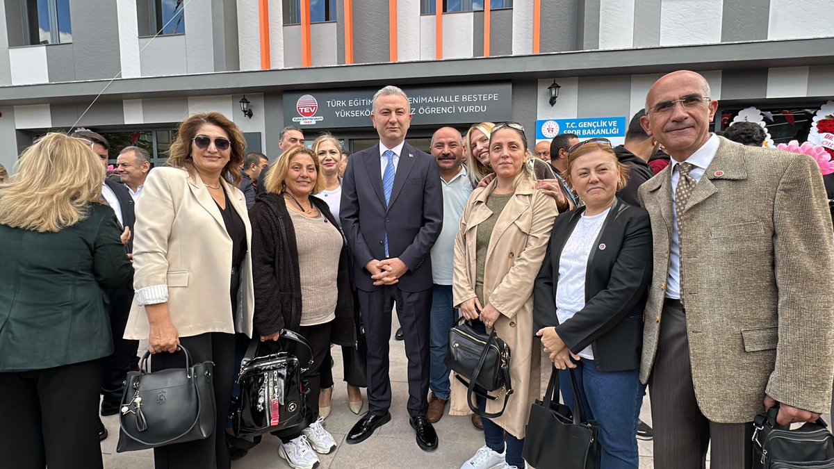 Yenimahalle Belediyemiz ve Türk Eğitim Vakfı’nın iş birliğiyle, geleceğimizin güvencesi olan gençlerimize yönelik son derece anlamlı bir projeyi hayata geçirdik. Kız öğrencilerimizin güvenle konaklayabileceği, modern ve çağdaş bir yaşam alanı olarak tasarlanan yükseköğrenim