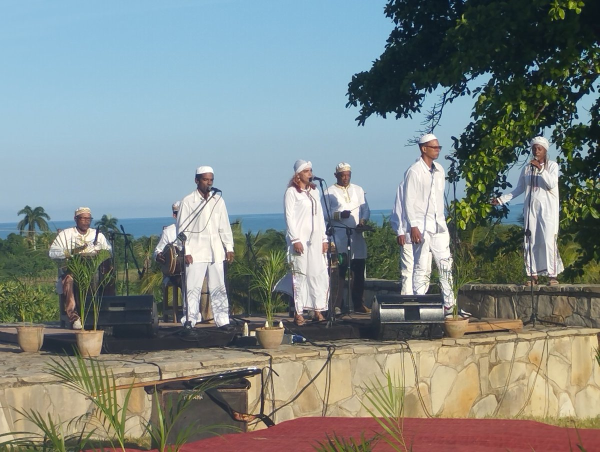 A la sombra de los Jagüelles, el tributo al padre de la Patria y a los iniciadores de nuestra única Revolución. #CubaViveEnSuHistoria #ProvinciaGranma <a href="/DiazCanelB/">Miguel Díaz-Canel Bermúdez</a> <a href="/DrRobertoMOjeda/">Dr. Roberto Morales Ojeda</a> <a href="/YudelkisOrtizB/">Yudelkis Ortiz Barceló</a> <a href="/PartidoPCC/">Partido Comunista de Cuba</a>