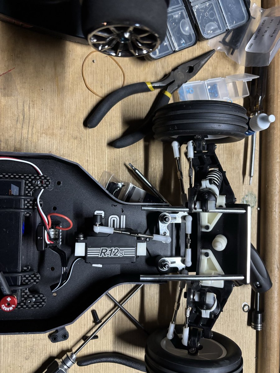 EJ5GigDLWuWbeNg's tweet image. 今宵も少しだけラジ活。
RC10BKにリックさんのアルミステアリンク組みました。
非常にステアリングがカッチリしたので
大満足です。
明日は仕事の山場です。
日曜日は休めるのかw
事故だけは起こさないよう、
気合入れてがんばります。

#RC10
#Ricksidedesign