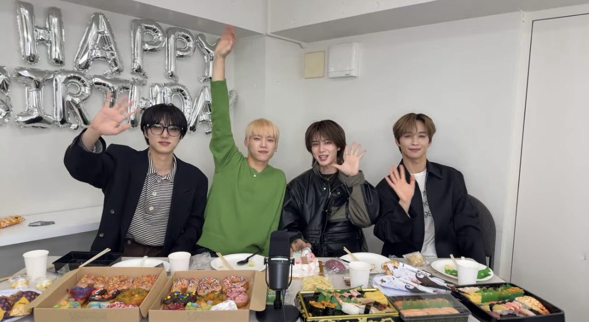 manmarugao_mini's tweet image. 🎂HAPPY MASAYA&amp;amp;YUDAI DAY🎂 

間に合ってよかった〜🥹✨
トト、お誕生日おめでとう🎂
柾哉、ずっともぐもぐしてる笑
ふたりとも、いっぱい食べて幸せでいてね💛🩷

#INI @official__INI 
#トト兄弟のおたんじょうび会_2025
#木村柾哉　#佐野雄大

youtube.com/live/MakiDA4Qt… @YouTubeより