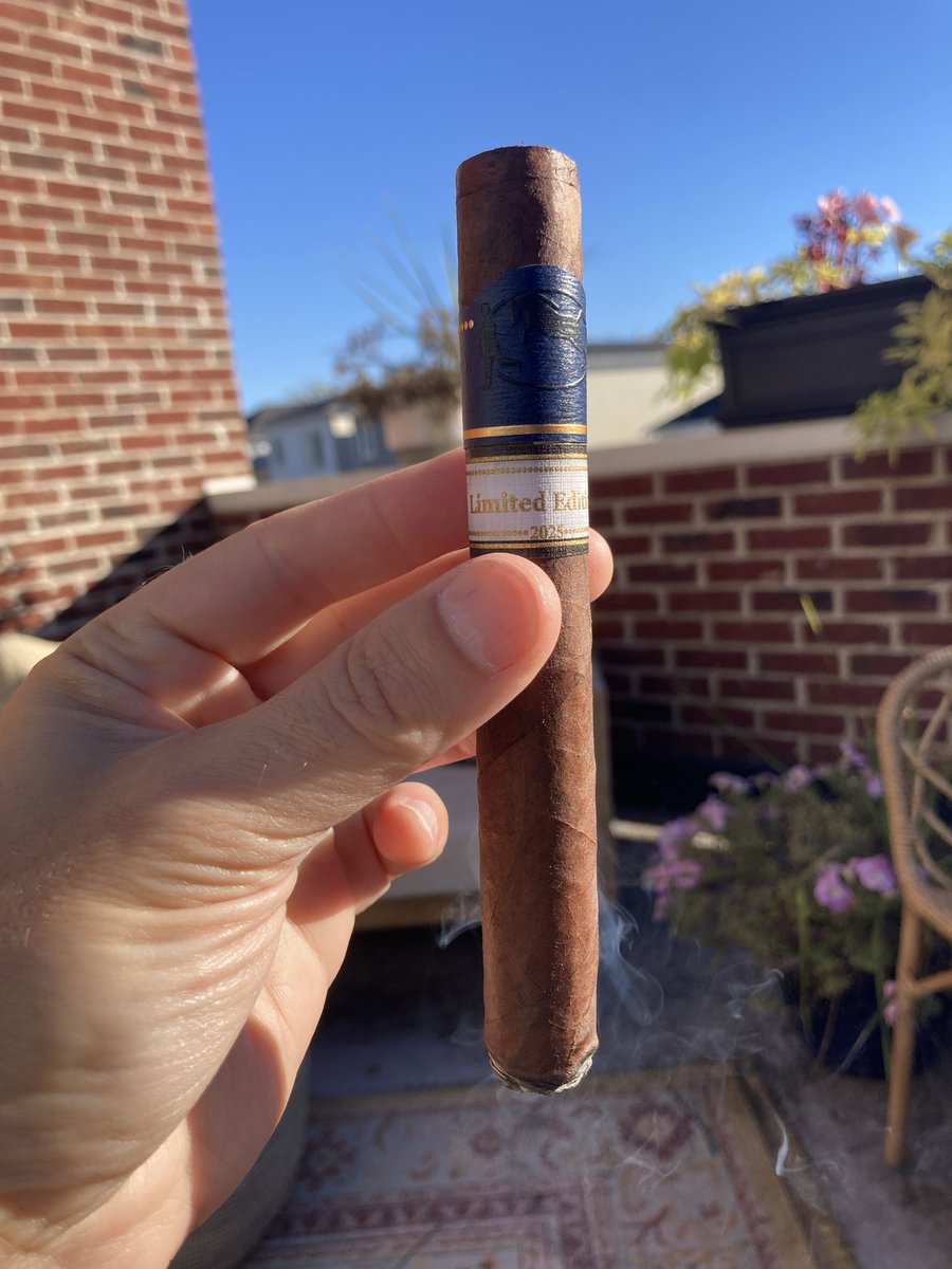 jamiebarnes's tweet image. Lighting up early on a rare Friday off. Beautiful autumn morning. This limited edition from @CavalierCigarCo, Dexter Gordon in my ears and the poems of Ferlinghetti in my lap.