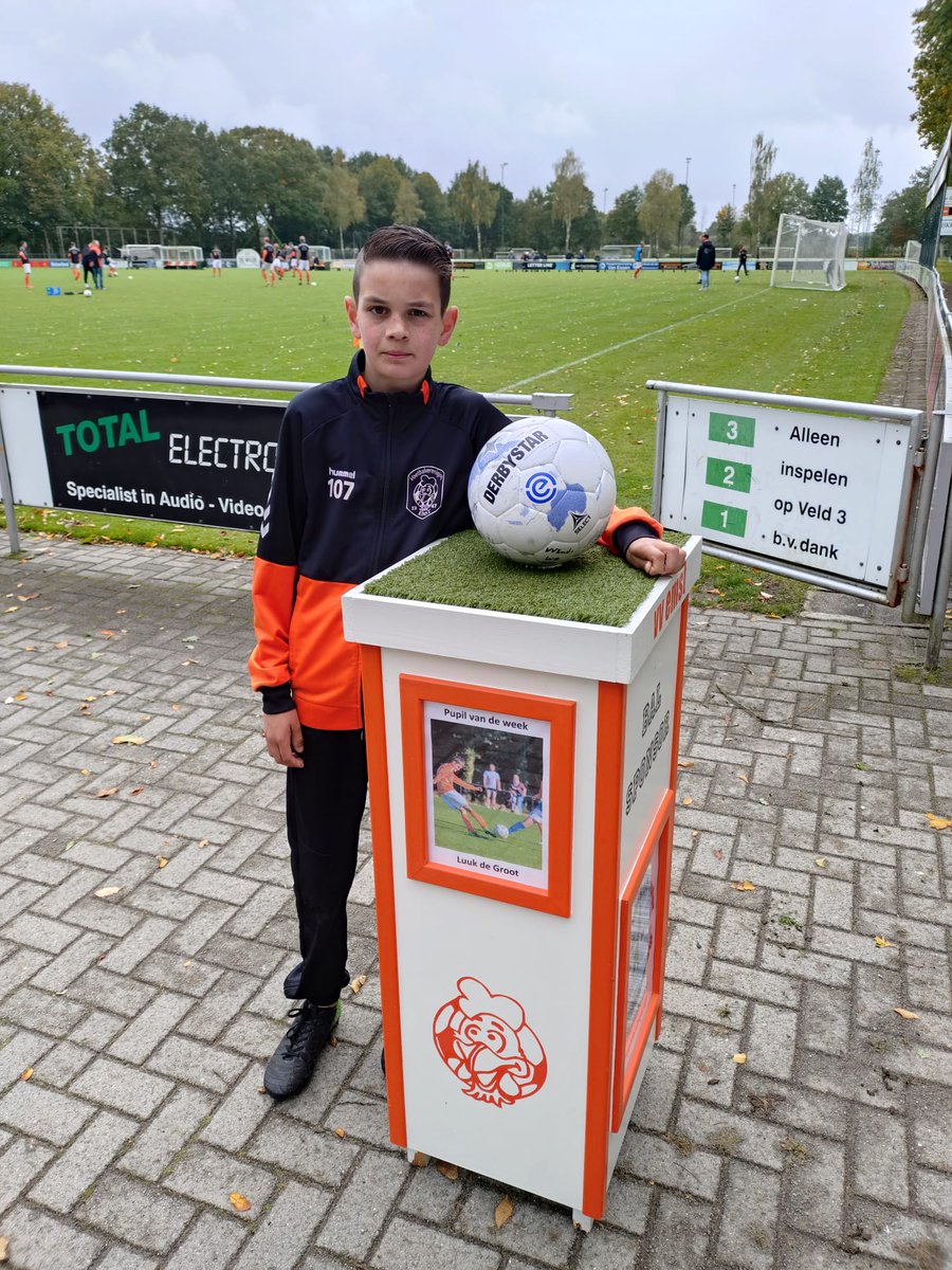 Pupil van de week Luuk de Groot geniet een onvergetelijke middag bij v.v. Emst 1. Zie: vvemst.nl/1/6217/pupil-v…