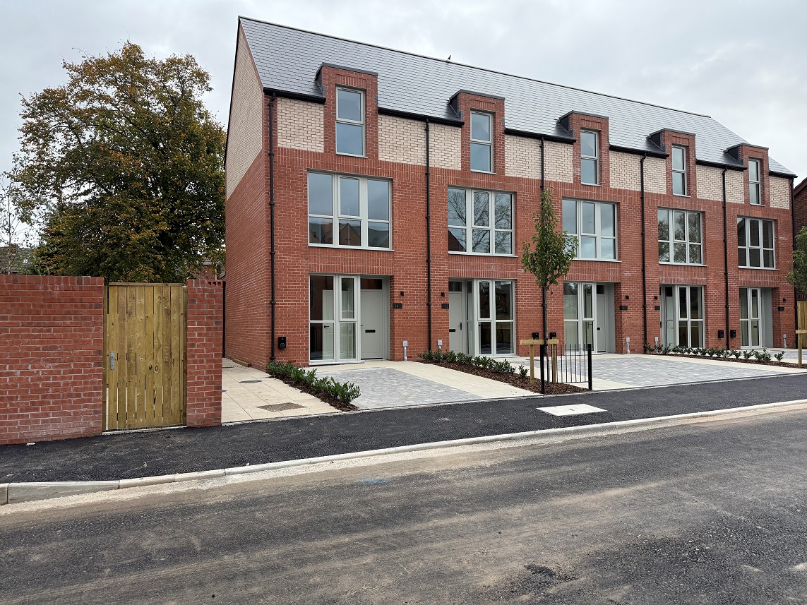 Shortconstruct's tweet image. 🏘️ New homes at Victoria Park, Manchester, are a natural extension of the neighbourhood. 

Phase two is ready for handover, phase three is nearing completion and major progress on the apartment block and five-bedroom home is underway. 

#SiteUpdate