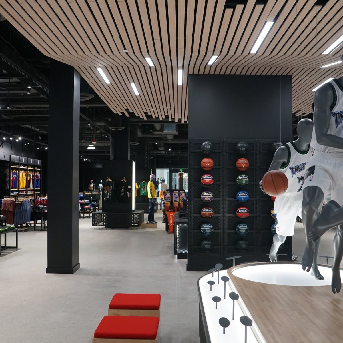 CSI_Creative_MN's tweet image. Retail design takes center court at the NBA Store Mall of America. CSI Creative’s Soundcore® wood-textured ceiling planks create the look of an upside-down basketball court while delivering warmth, scale, and acoustic control.

👉 Explore Project Photos: hubs.li/Q03M61f00