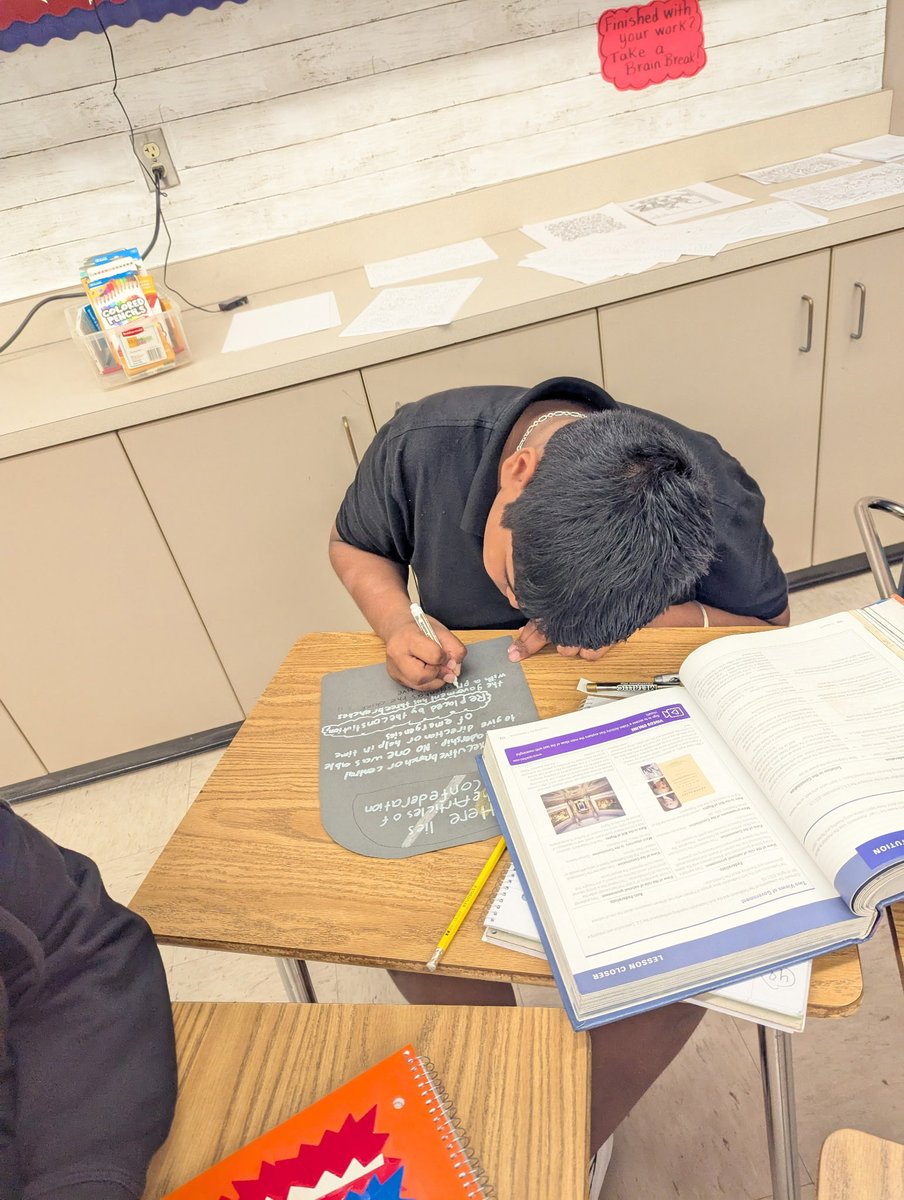 WalkerMiddleIB's tweet image. Students in Mrs. K. Nester’s Year 2 Civics classes are making Articles of Confederation tombstones today! 🐺💚 #Thinker #Knowledgeable @HillsboroughSch @iborganization