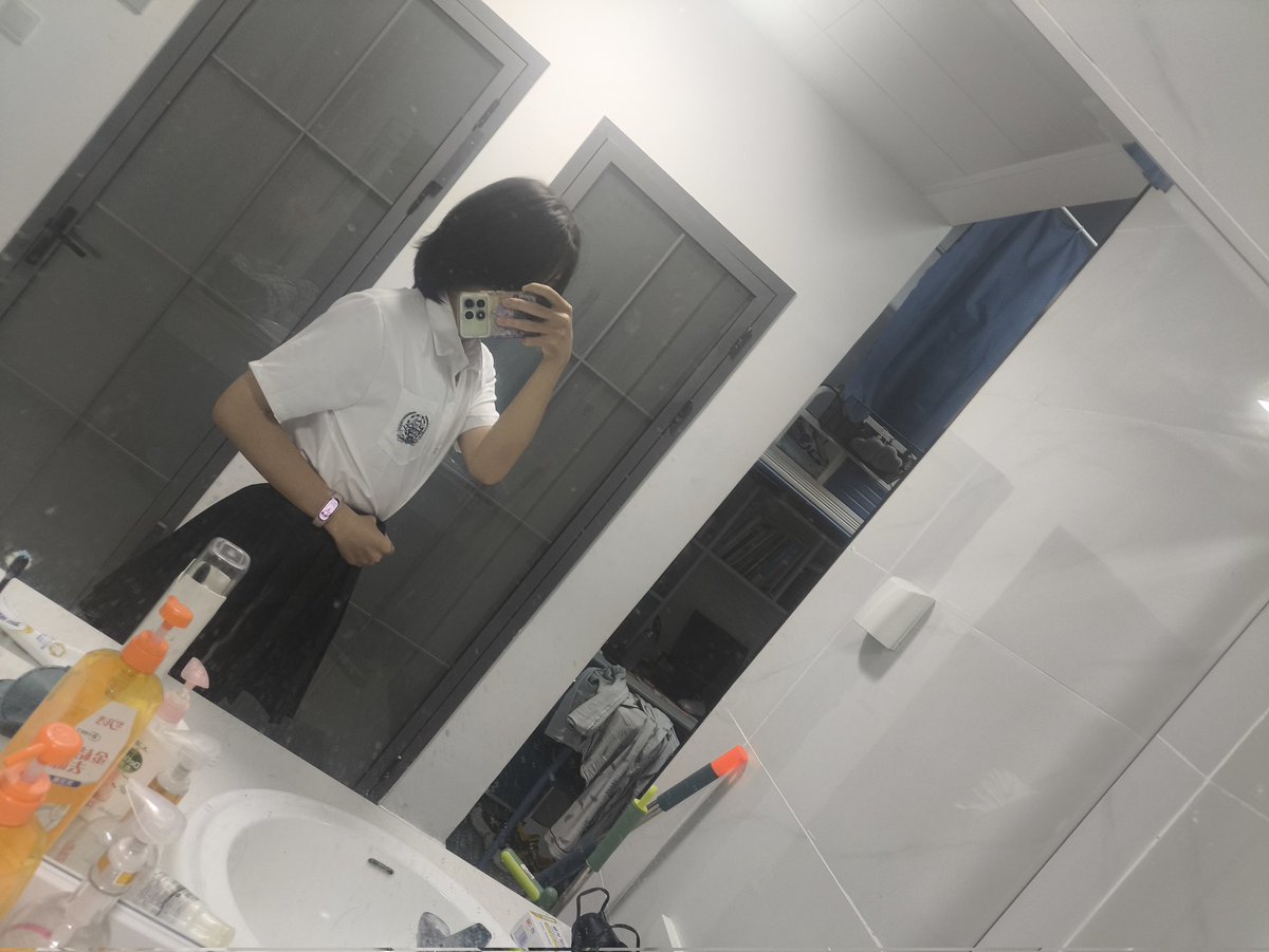 Akari_mxm's tweet photo. 比上半年瘦了好多，裙子卡扣拉到最紧还是松松垮垮的 https://t.co/0yafcteYFK