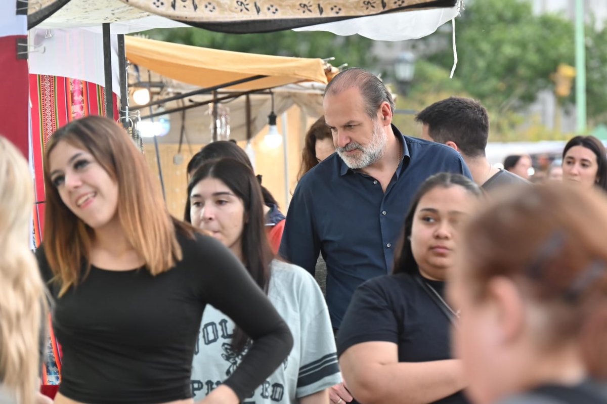 ¡Seguimos disfrutando del magnífico 34° Encuentro Nacional de Artesanas y Artesanos!

Hasta el domingo, la plaza Rivadavia se convierte en un gran paseo cultural que reúne a más de 400 artesanos de todo el país.
