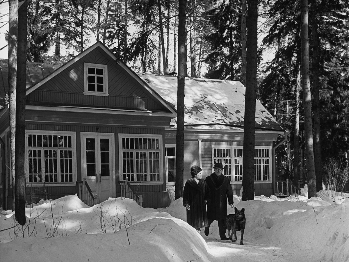 dgriffinchess's tweet image. Some photos of Mikhail Botvinnik & his wife Gayane (a former ballerina) at their dacha in Nikolina Gora, a settlement by the Moscow River, c. 45km to the west of the Russian capital.
(📷: Yu. Abramochkin, Novosti Press.)