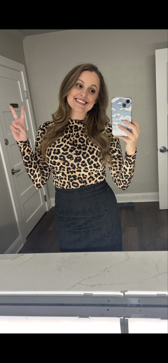 AdaleighonFox7's tweet photo. Happy Friday! Are you ready to say peace ✌🏼 to the work week? @fox7austin https://t.co/BSTn4BcAhY