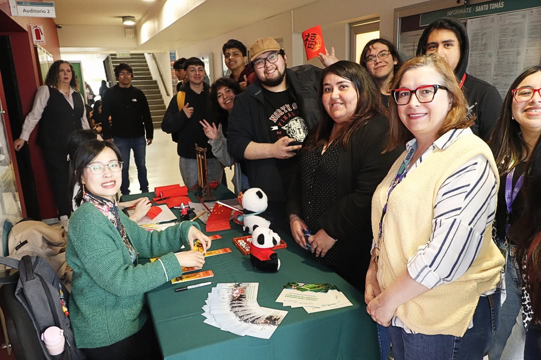 ChinaEmbajada's tweet photo. Formamos parte de la inauguración de la exposición "La huella de José Venturelli en 55 años de amistad entre #Chile y #China" en la sede de la Universidad Santo Tomas en Valdivia.
Una oportunidad gratuita para descubrir cómo el arte une culturas. 🇨🇱🤝🇨🇳 @JosVenturelli https://t.co/tE6MumIVFC