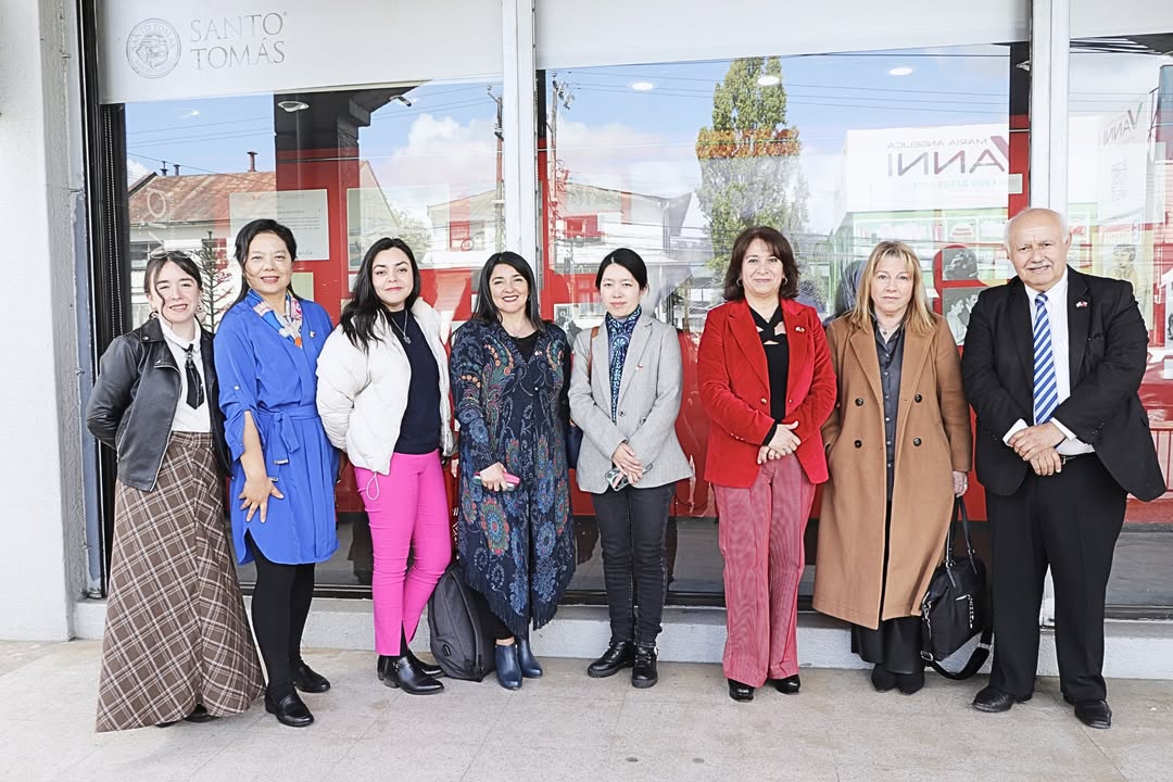 ChinaEmbajada's tweet photo. Formamos parte de la inauguración de la exposición "La huella de José Venturelli en 55 años de amistad entre #Chile y #China" en la sede de la Universidad Santo Tomas en Valdivia.
Una oportunidad gratuita para descubrir cómo el arte une culturas. 🇨🇱🤝🇨🇳 @JosVenturelli https://t.co/tE6MumIVFC