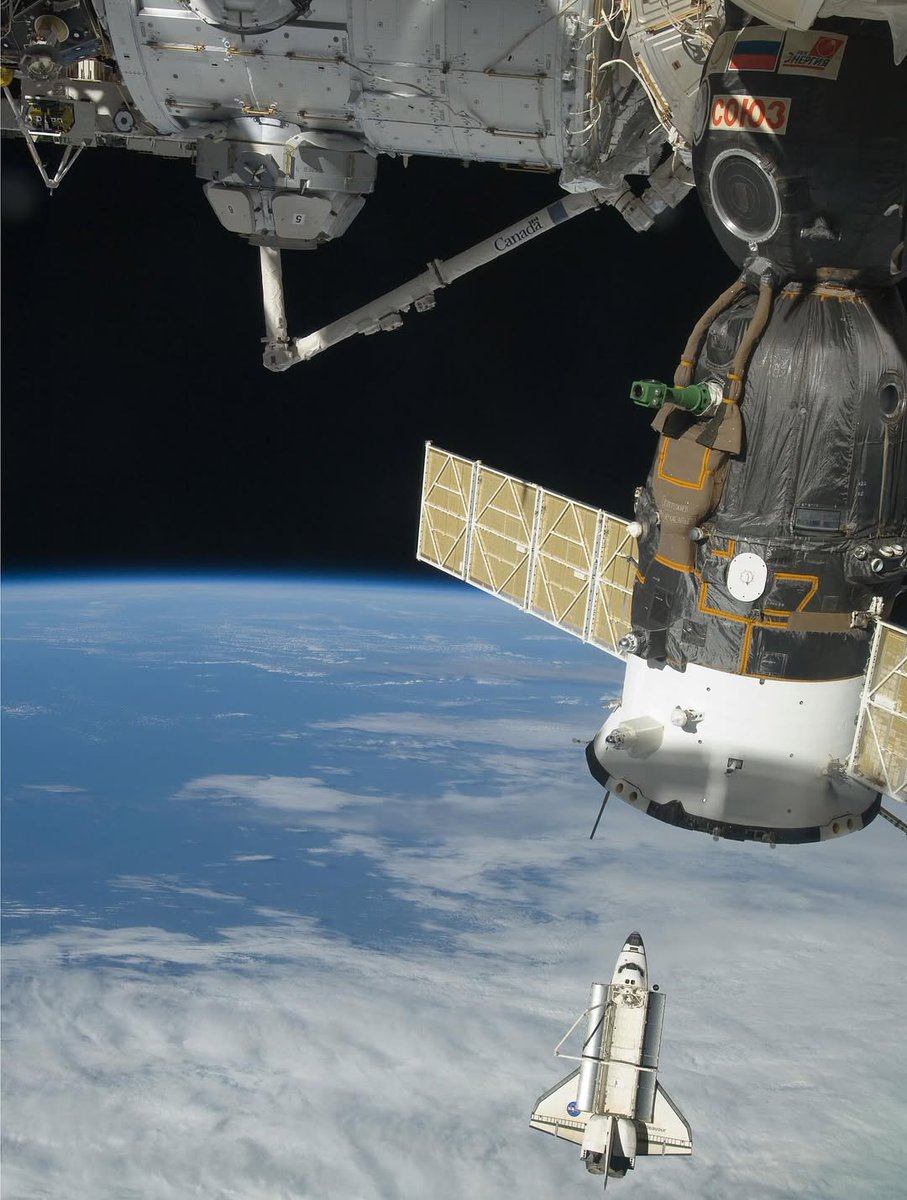 Dark_Moon_ASP's tweet image. Protección extrema 🛡️
Durante la reentrada, la nave soportaba más de 1,260 °C.
Su escudo térmico de losetas cerámicas LI-900 podía estar al rojo vivo afuera... mientras el interior seguía frío al tacto. ♨️
#ThermalProtection #NASAEngineering