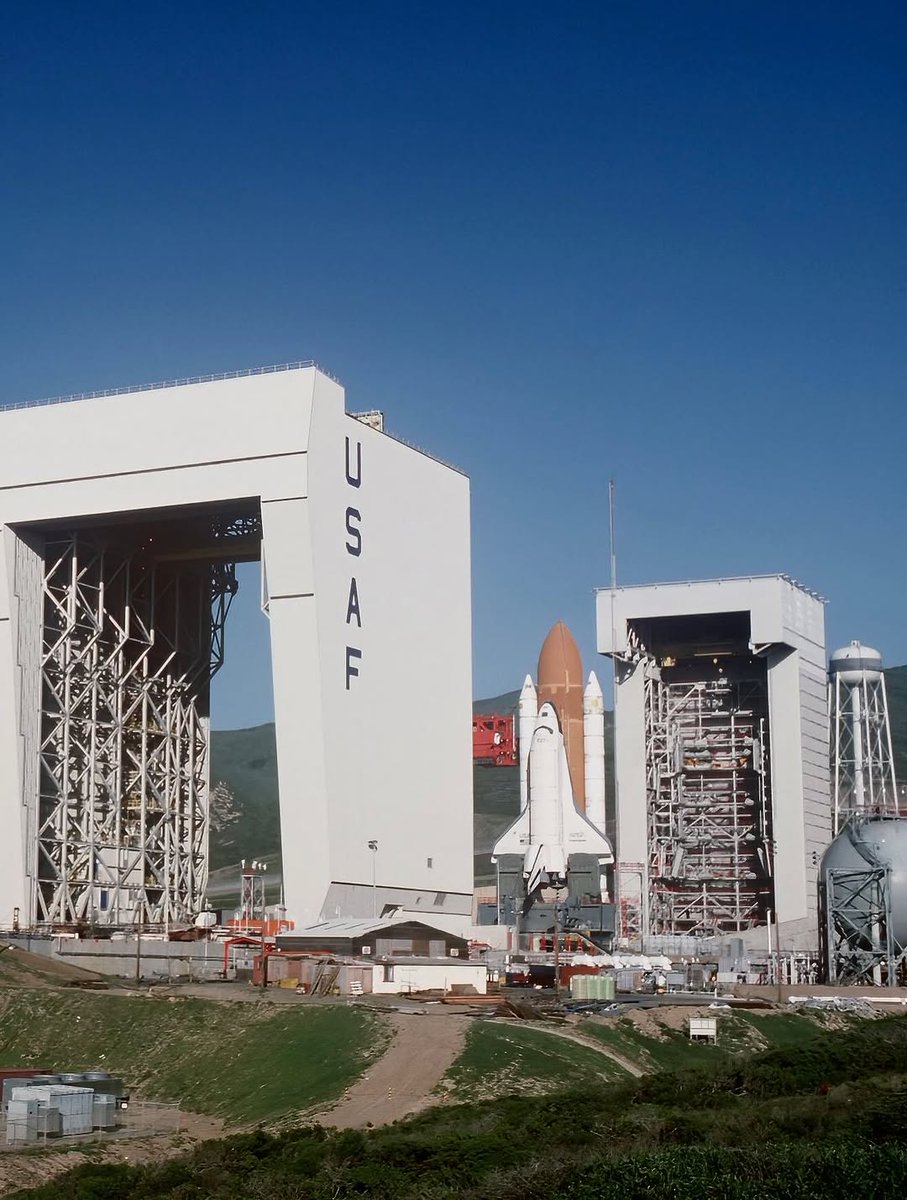 Dark_Moon_ASP's tweet image. Protección extrema 🛡️
Durante la reentrada, la nave soportaba más de 1,260 °C.
Su escudo térmico de losetas cerámicas LI-900 podía estar al rojo vivo afuera... mientras el interior seguía frío al tacto. ♨️
#ThermalProtection #NASAEngineering