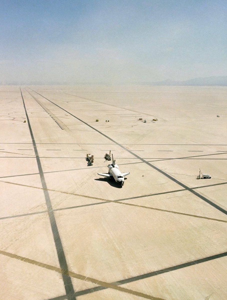 Dark_Moon_ASP's tweet image. Protección extrema 🛡️
Durante la reentrada, la nave soportaba más de 1,260 °C.
Su escudo térmico de losetas cerámicas LI-900 podía estar al rojo vivo afuera... mientras el interior seguía frío al tacto. ♨️
#ThermalProtection #NASAEngineering