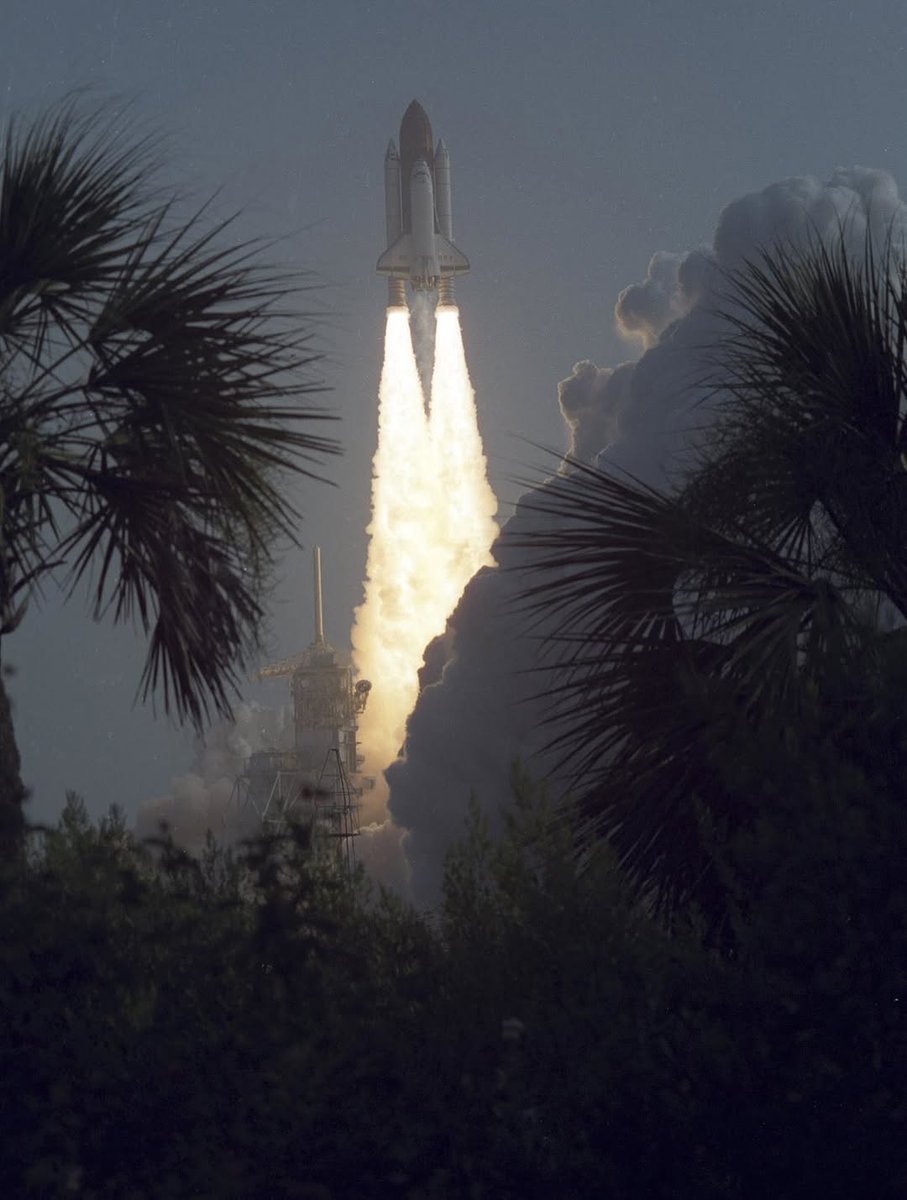 Dark_Moon_ASP's tweet image. Protección extrema 🛡️
Durante la reentrada, la nave soportaba más de 1,260 °C.
Su escudo térmico de losetas cerámicas LI-900 podía estar al rojo vivo afuera... mientras el interior seguía frío al tacto. ♨️
#ThermalProtection #NASAEngineering