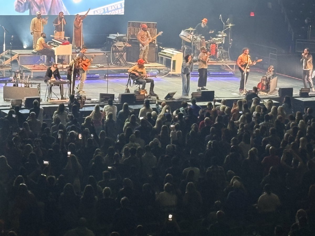 terrydf45's tweet photo. Incredible night of worship on the Grace and Glory tour in Pittsburgh with @crowdermusic @kpstanfill @PassionMusic @karijobe @codycarnes @louiegiglio https://t.co/0dB5MceU4u