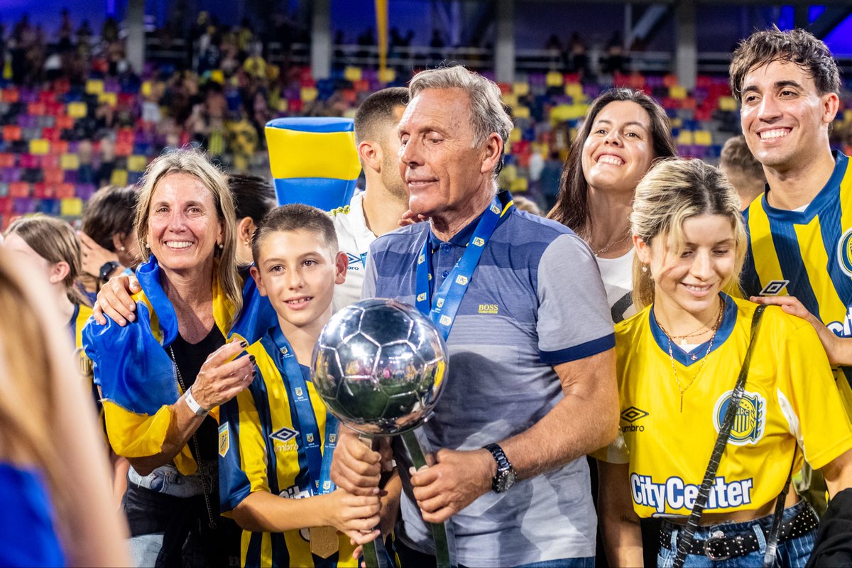 RosarioCentral's tweet photo. En nombre del pueblo de Central queremos agradecerte Mónica, gran guerrera Canalla, por haber cuidado y acompañado a Miguel estos años para que todos nosotros pudiéramos disfrutarlo 💛💙🫂 https://t.co/ci1a182m5T