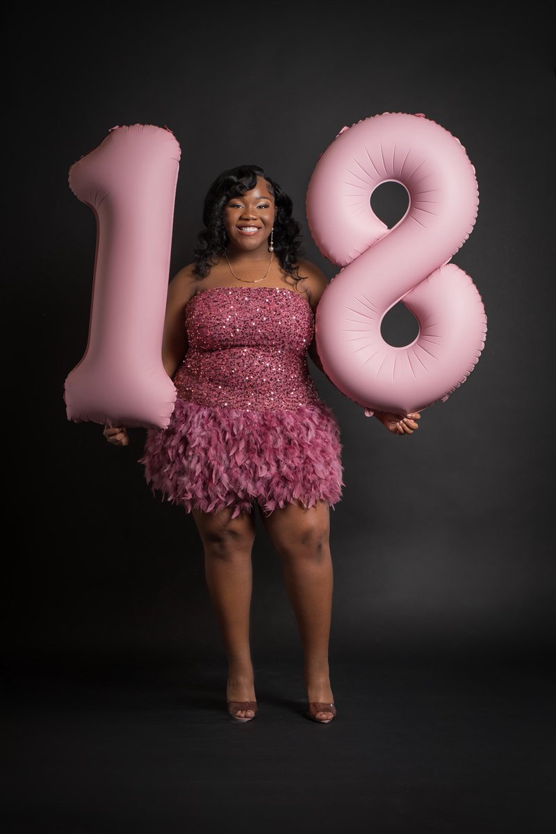 AmberLaure77590's tweet photo. Having my cake & eating it too🎊💋#finally18 #itsmybirthday https://t.co/WLXciJT3Ag
