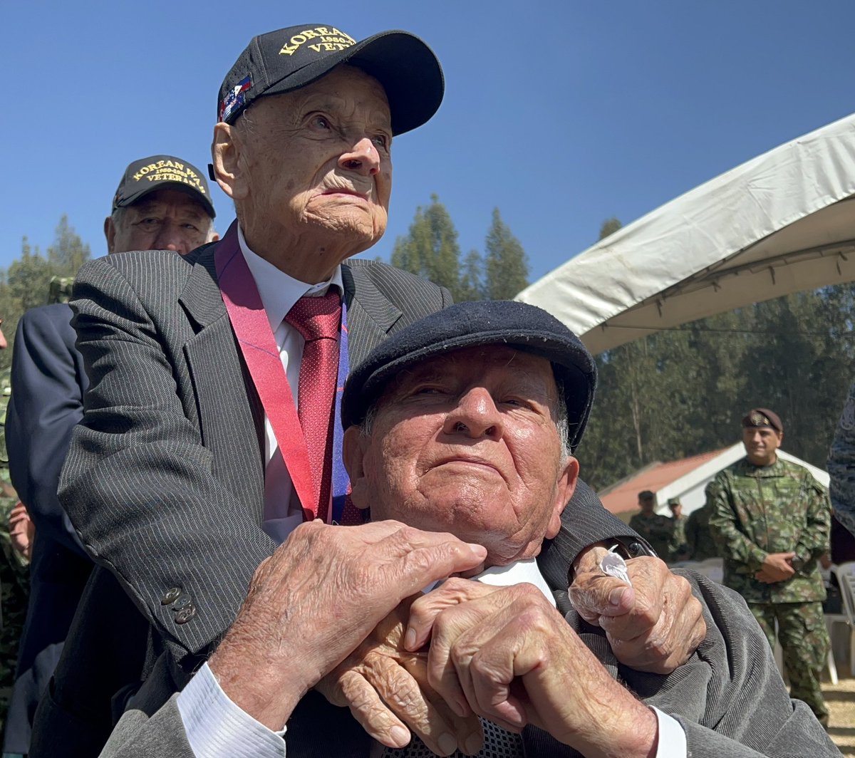 Rendimos un homenaje y reconocimiento a todos los veteranos, quienes con su coraje, sacrificio y entrega han dedicado su vida a la defensa de nuestra patria. 

Siempre han dejado en alto a nuestras <a href="/FuerzasMilCol/">Fuerzas Militares de Colombia</a>.

#GraciasVeteranos