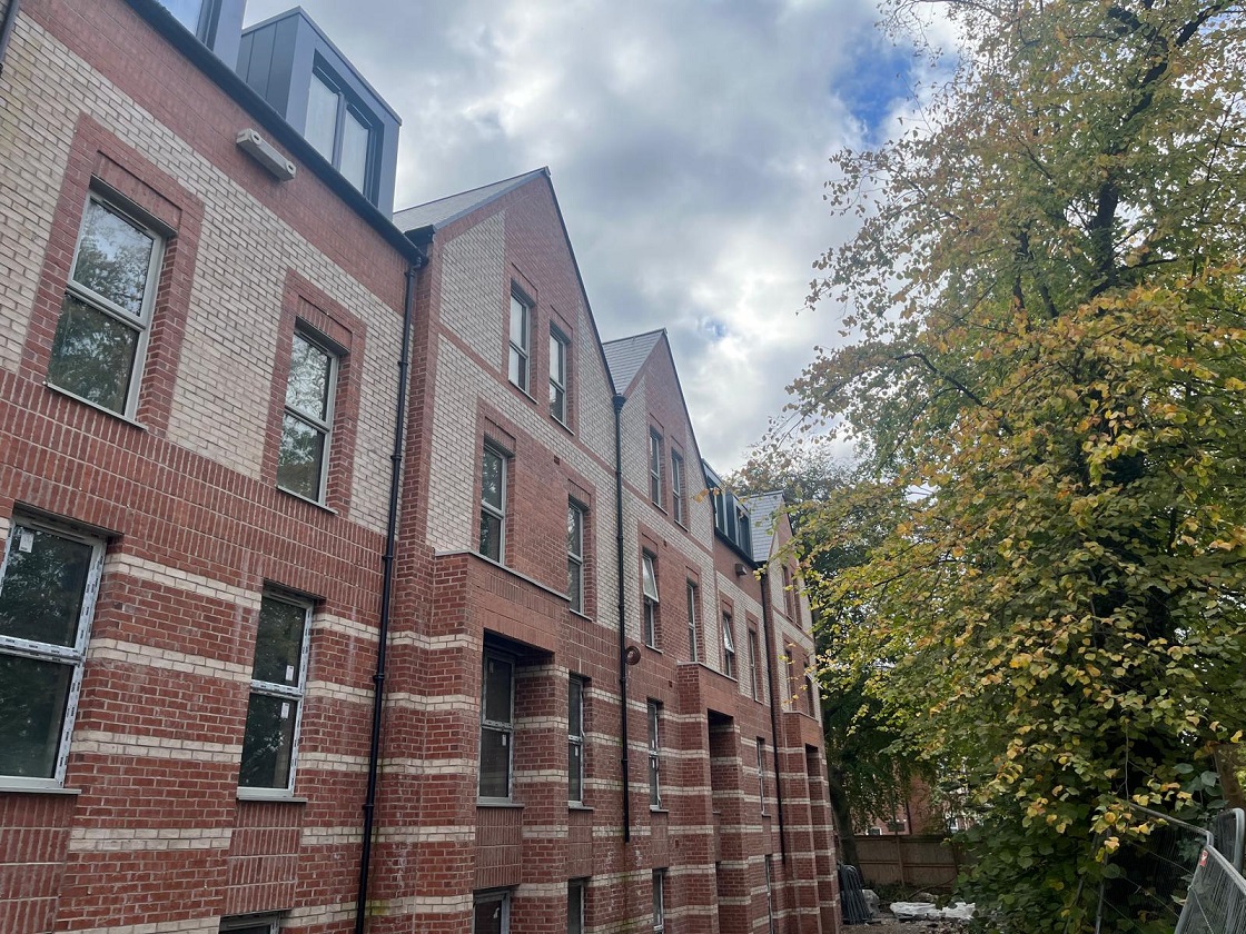 Shortconstruct's tweet image. 🏘️ New homes at Victoria Park, Manchester, are a natural extension of the neighbourhood. 

Phase two is ready for handover, phase three is nearing completion and major progress on the apartment block and five-bedroom home is underway. 

#SiteUpdate