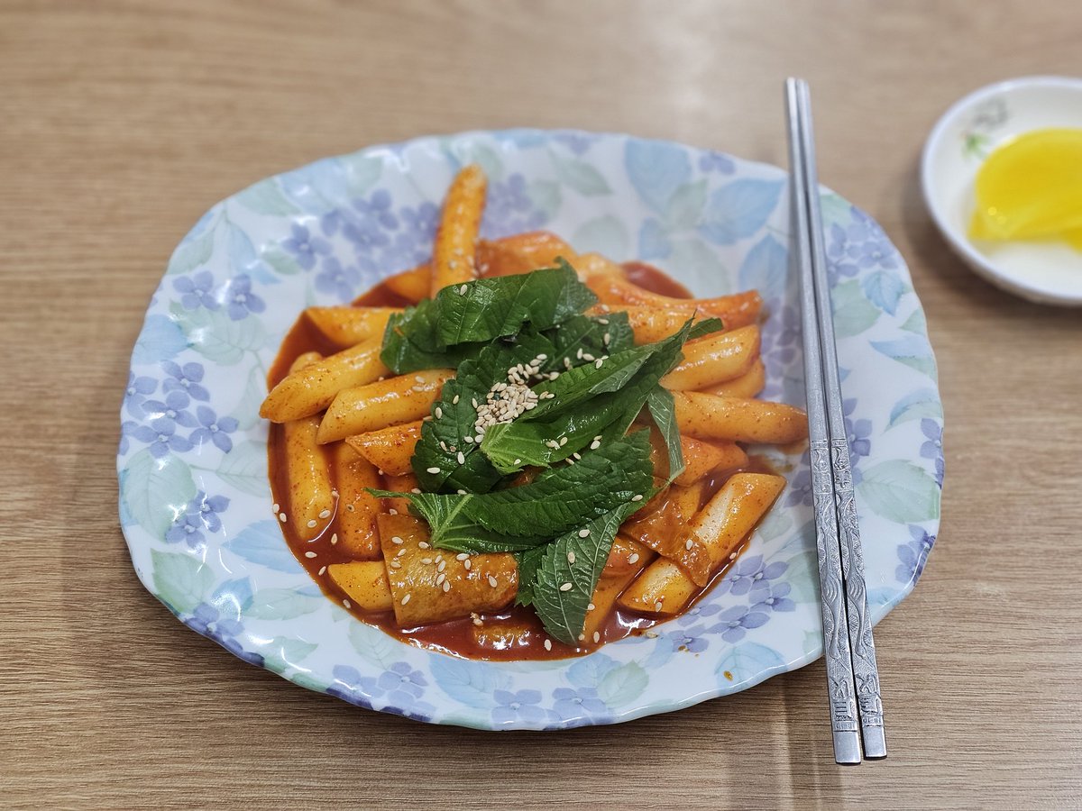 오늘부터 진짜 다시 식단 하려고 했는데,,, 유도 가기 전 배가 너무너무 고팠고 결국 떡볶이를 먹었고,,, 오늘 대련도 안해서 활동량도 적었는데 지금 소 내장이 먹고싶다 🥹🥺🥹