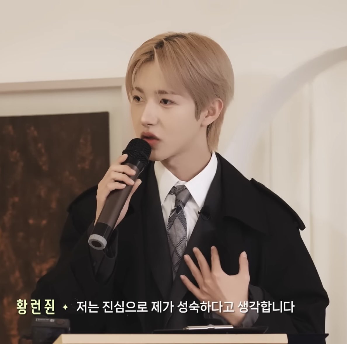 pinkycherieshh's tweet photo. That's right Renjun, say it out loud that you've become a mature Renjun. Tell the world that you're more mature now. Oh yeah, even in a Lifestyle Magazine interview, Renjun also said that he wants to be a more mature Renjun https://t.co/yT2IO7hHBQ