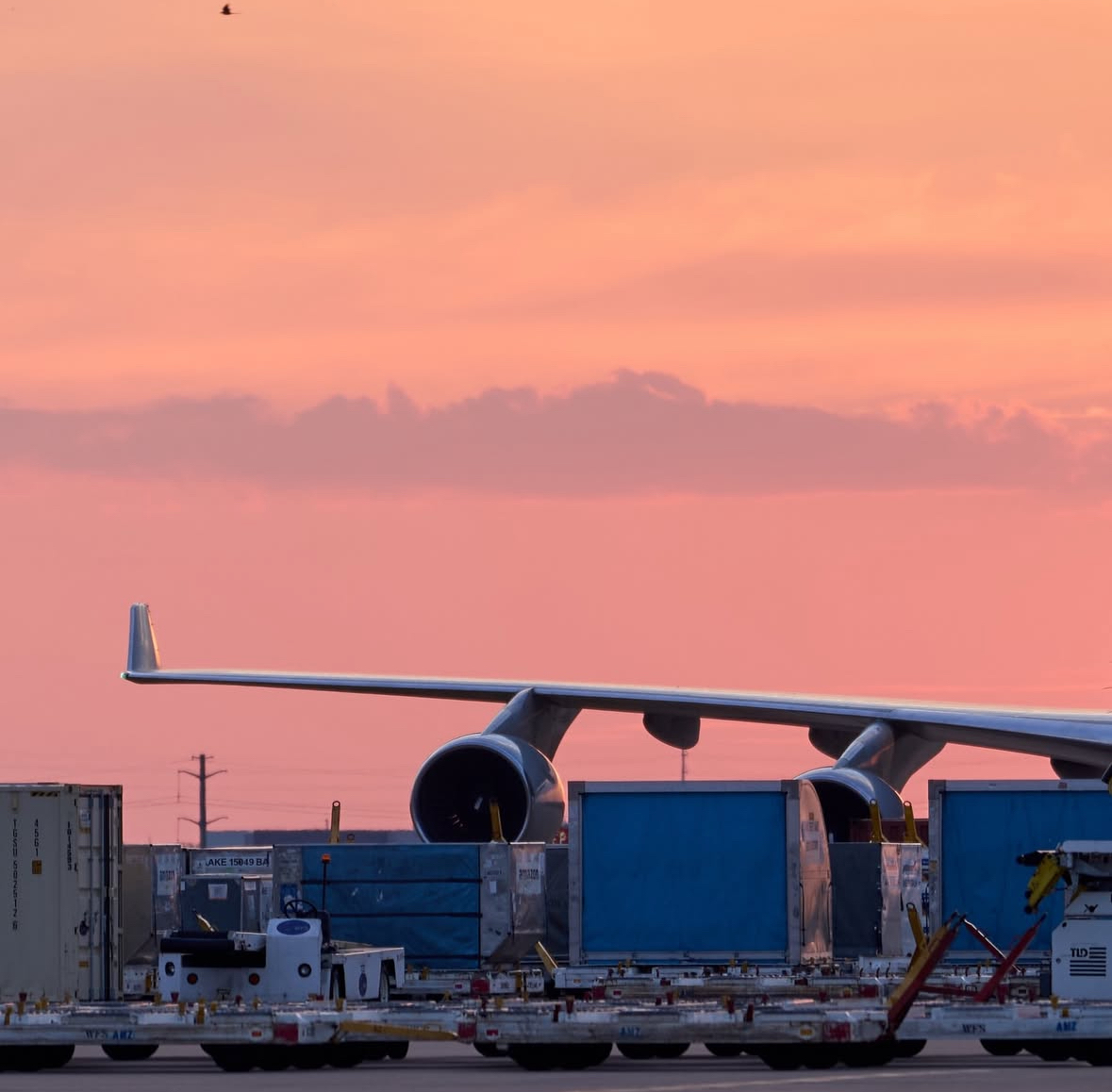 AustinAirport's tweet image. Directors wish they had this lighting. Plane spotters just call it another typical day. Absolute cinema. 👐🎬✨

📸 batcity_spotter on IG
#flyaustin #planespotter #aviation #cinema #goldenhour