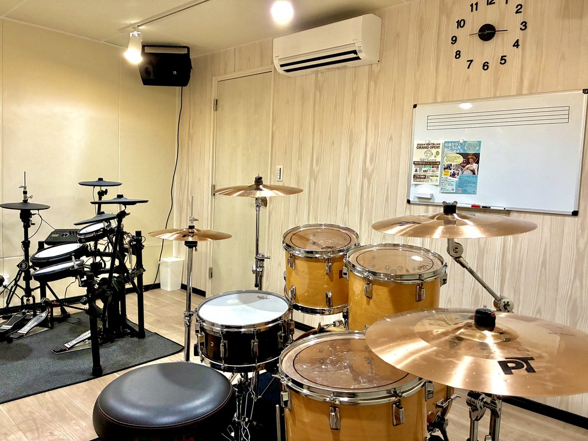mugi_0101_'s tweet image. ドラムの日に間に合ったー！🥁
半年かけて進めていたドラムスタジオ計画！
色んな方々の力をお借りして本日ようやくここまできました😭

ドラム始めて15年。
30歳を手前に念願のドラムスタジオを持つことができました✨

ドラム人生最高👍

#ドラムの日
#ドラムの日いいね25
#森谷ドラムスクール