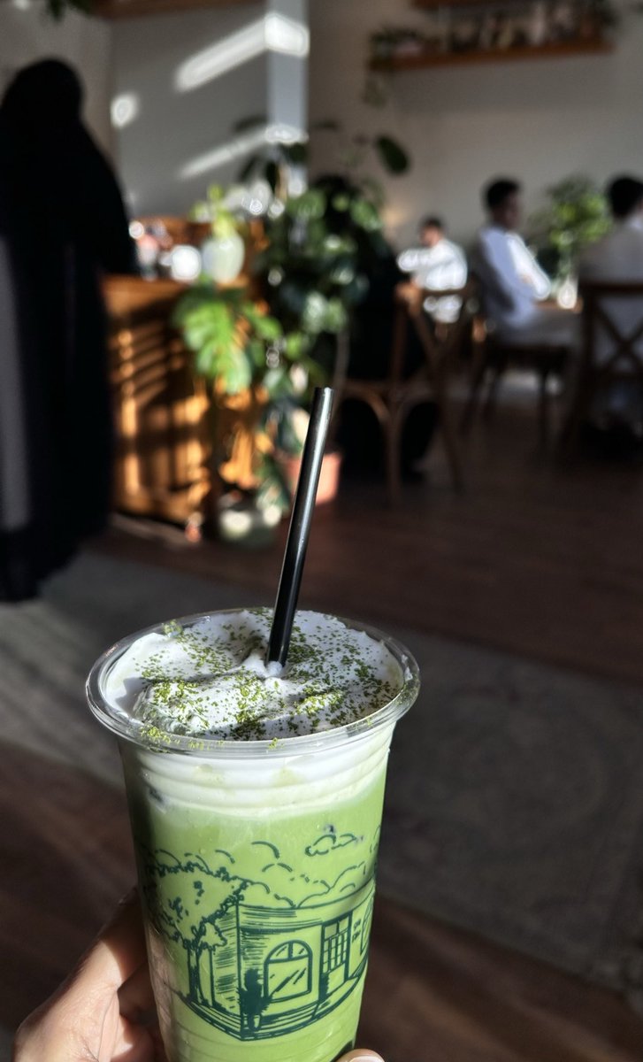 "لك الأحلامُ باسِمةً .. ومَالي غيرُ أشواقي."