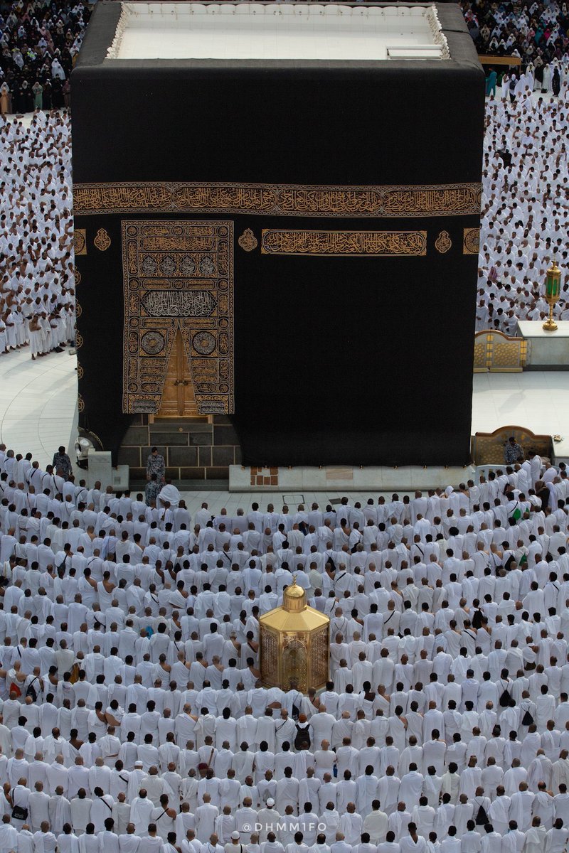 يَا لَيْتَنِي فِي أَرْضِ مَكّةَ أبْتَغِي
فَضْلَ الإلهِ مَعَ الحَجِيجِ أُنَادِي
" لَبّيْكَ يا الله جِئْتُ مُلَبّيًا
جَرّدت منْ كُلّ الحَيَاةِ فُؤَادِي".