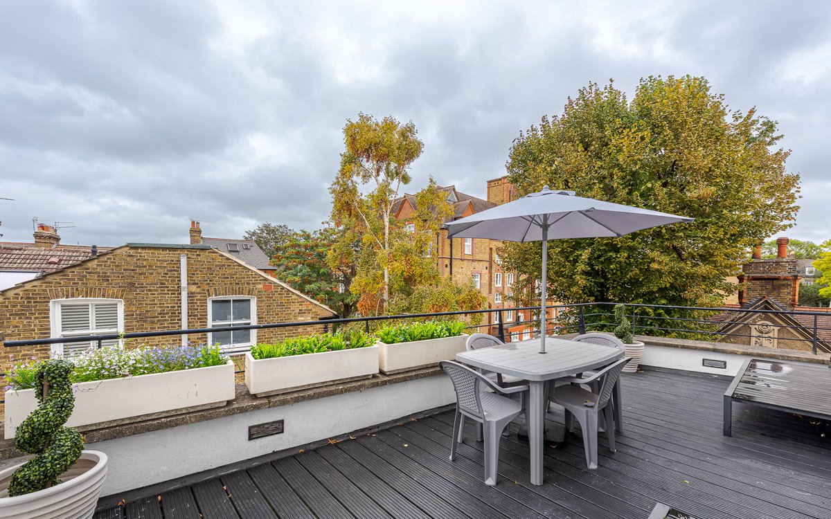 Let Agreed.
 
A 4bed maisonette spanning 1,550 SqFt, flooded with natural and boasting a private terrace.
 
Guide price: £5,000pcm
 
Are you also looking for the next place to call home? Get in touch:
 
T| 020 7498 8600
E| info@noble-estates.co.uk