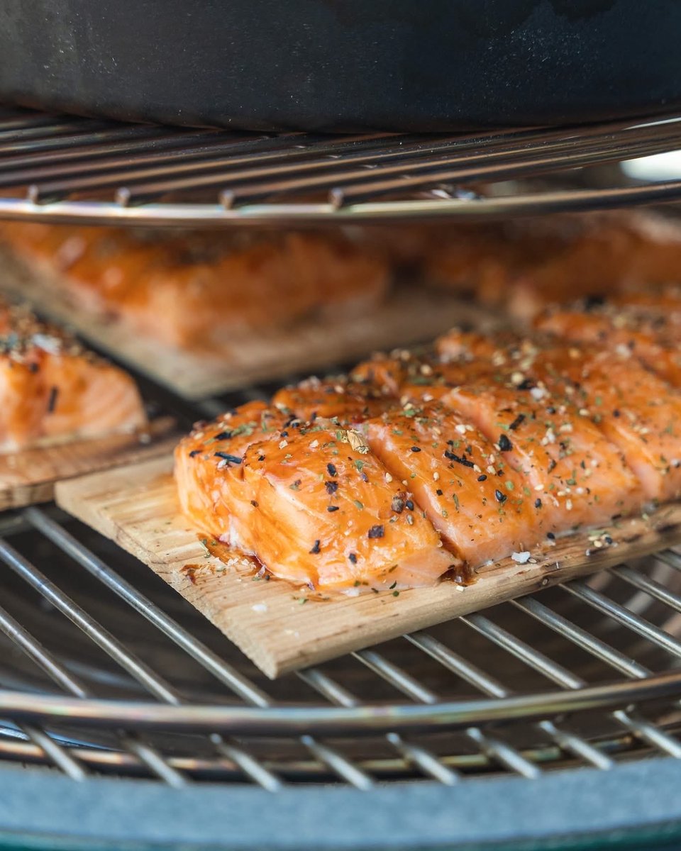 biggreenegg_sk's tweet image. 🔥 Losos na cédrovom dreve = jemný dym, šťavnaté mäso a chuť, na ktorú nezabudneš.
Big Green Egg 💚 to zvládne dokonale.

#BigGreenEgg #BBQ #Losos #GrilujemeSrdcom #zivotchutiskvele
