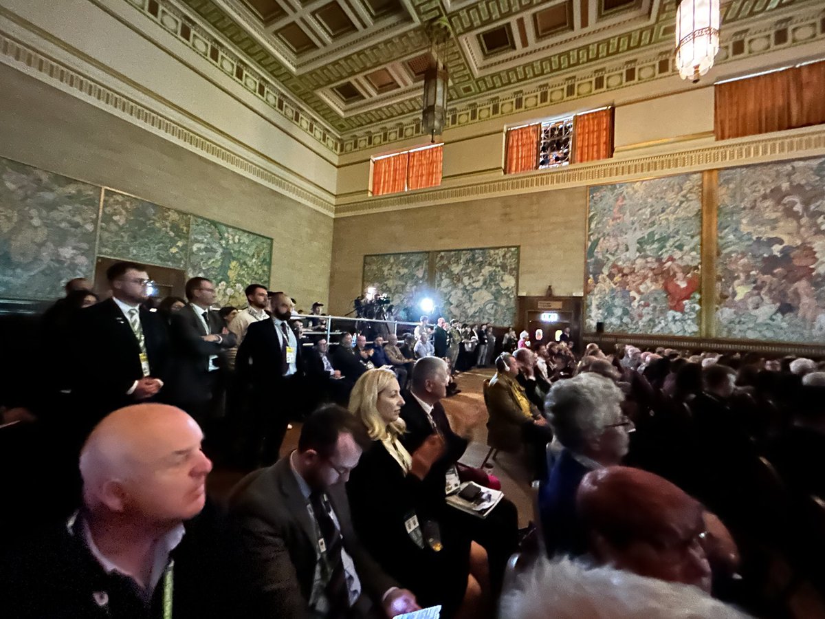 Standing room only in a packed Brangwyn Hall ahead of <a href="/RhunapIorwerth/">Rhun ap Iorwerth</a> speech to the <a href="/Plaid_Cymru/">Plaid Cymru 🏴󠁧󠁢󠁷󠁬󠁳󠁿</a> conference.