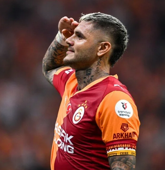 🗣 Okan Buruk'tan Mauro Icardi'ye: "Senden umudumu kesmedim. Yüzde yüz hazır olmanı istiyorum. Sonradan şans bulmana rağmen ligde 5 gole ulaştın. Hazır olduğunda neler yapabileceğini biliyorum. Bunun için çalışmalı ve sabretmelisin." (Posta)