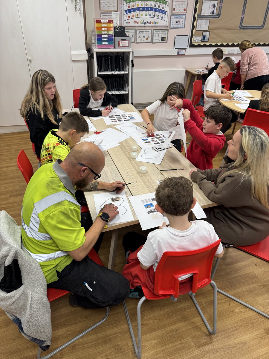 MrColes93's tweet image. What a brilliant afternoon for our parent skill share! 💛
Together we celebrated ‘Calon Ein Cymuned’ by creating heart collages inspired by our mining heritage, ahead of Senghenydd Mining Disaster Memorial Day. #Cynefin #Community #Senghenydd

@NantYParcSchool