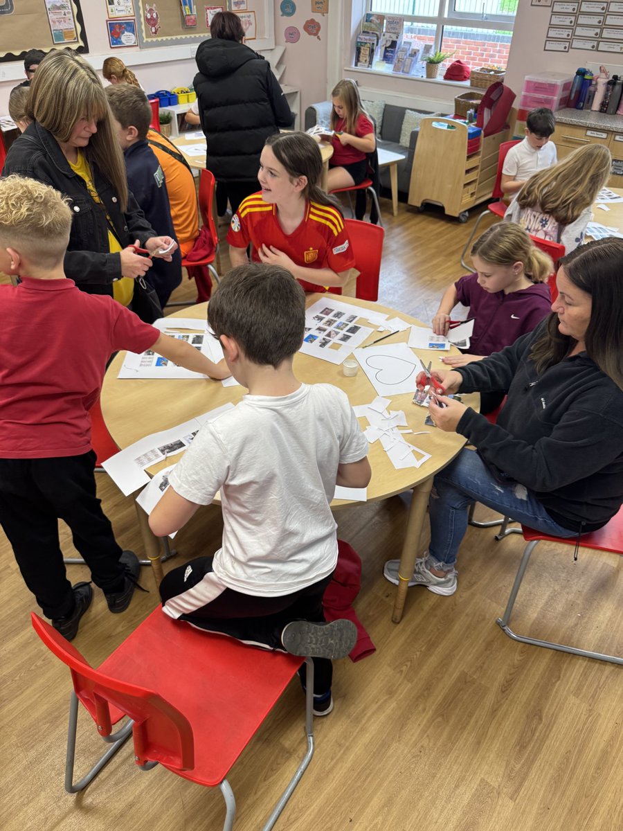 MrColes93's tweet image. What a brilliant afternoon for our parent skill share! 💛
Together we celebrated ‘Calon Ein Cymuned’ by creating heart collages inspired by our mining heritage, ahead of Senghenydd Mining Disaster Memorial Day. #Cynefin #Community #Senghenydd

@NantYParcSchool
