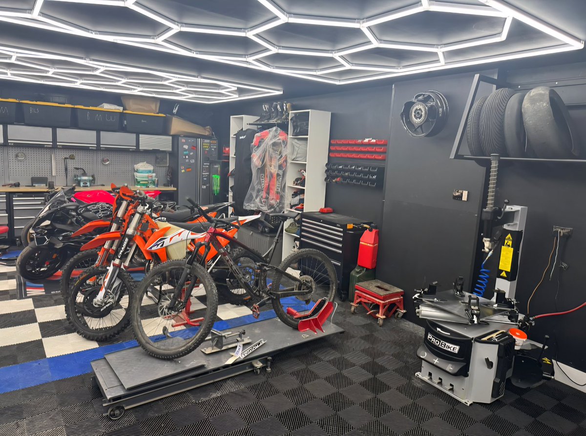ProBikeUK's tweet photo. "That's the tyre changer all set-up, thank you for the great service! Think I'll need to invest in a new lift now"
Great update from Michael and what a great looking workshop!! ๐งฐ๐๐ป
#ProBikeUK #M550 #Workshopgoals https://t.co/AJTq3JCFQr