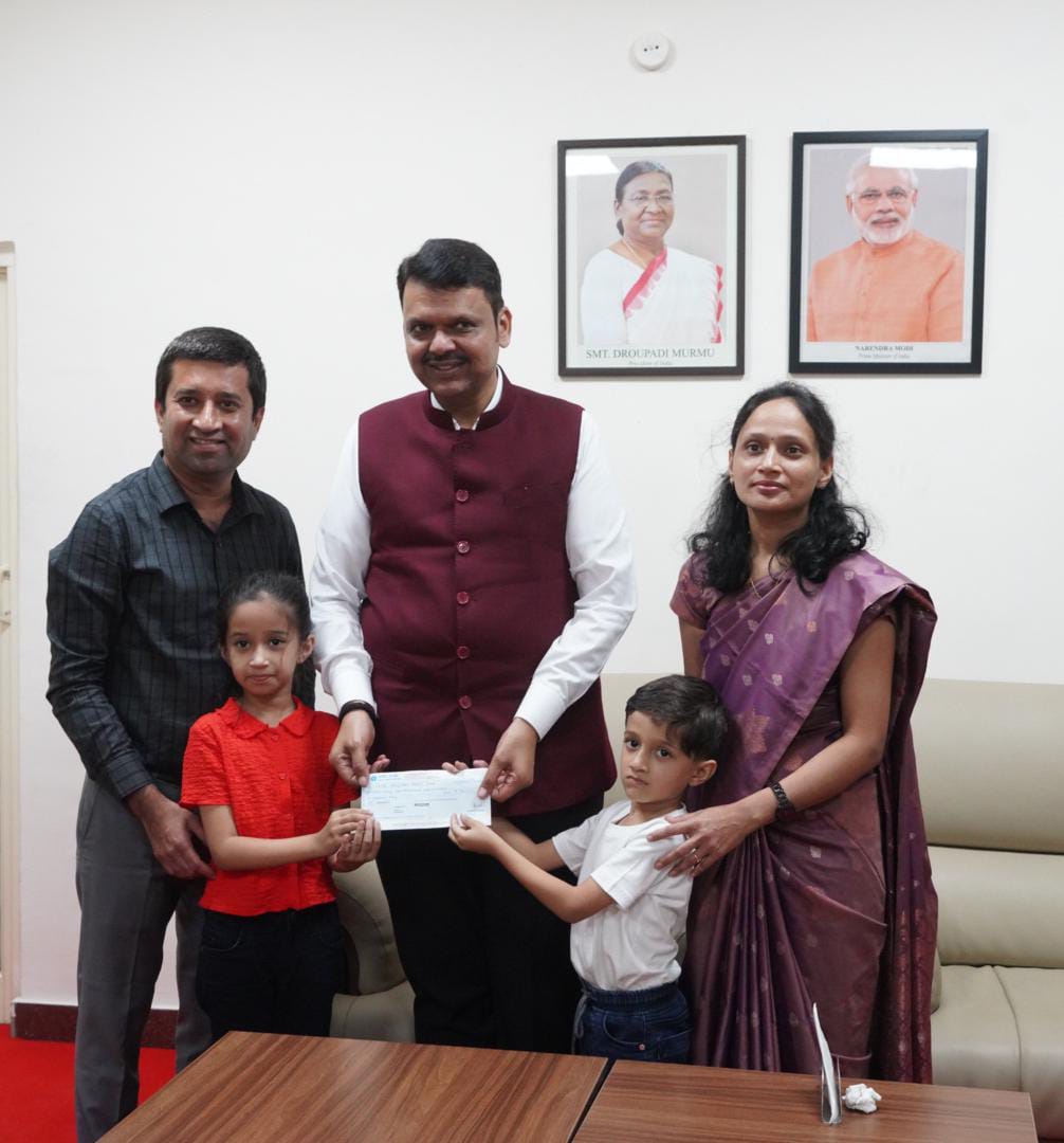 MahaDGIPR's tweet image. #अतिवृष्टी व पूरग्रस्त शेतकऱ्यांच्या मदतीसाठी नाशिक येथील डॉ.दिग्पाल गिरासे आणि मयूर अलई यांच्या कुटुंबांतर्फे अनुक्रमे ५१ हजार आणि ५१ हजार १११ रुपयांचा मदतीचा धनादेश मुख्यमंत्री सहायता निधीसाठी मुख्यमंत्री देवेंद्र फडणवीस यांच्याकडे ओझर विमानतळ येथे सुपूर्द केला. विशेष म्हणजे…