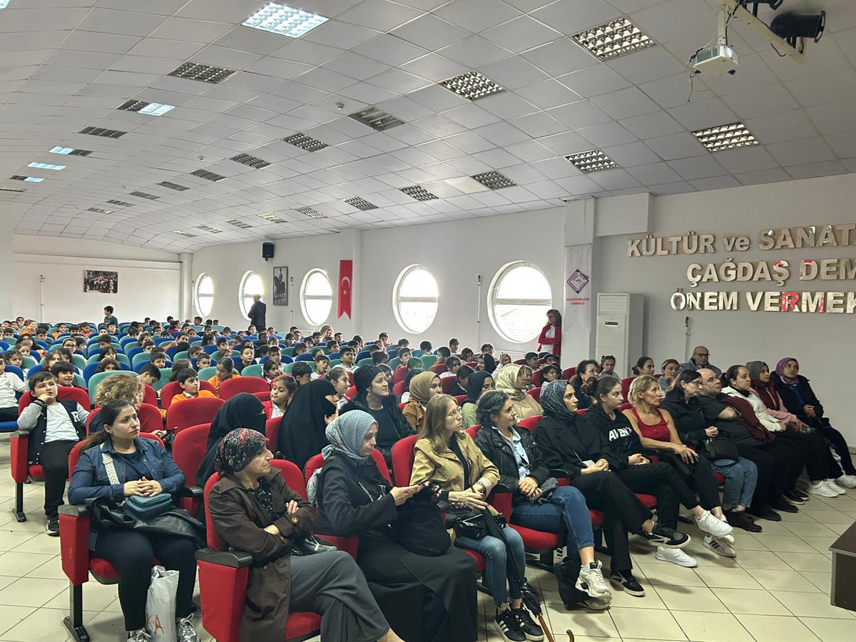 sislimem's tweet photo. T.C. İçişleri Bakanlığı Sivil Toplumla İlişkiler Genel Müdürlüğü tarafından desteklenen “2025 Aile Yılında Bilinçli Teknoloji Kullanımı ve Dezenformasyonla Mücadele Projesi” kapsamında yürütülen eğitim faaliyetleri başarıyla sürdürülüyor. https://t.co/h1SevqBvFg