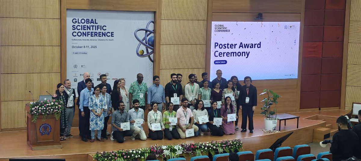 Chemistry_IITB's tweet photo. Day 3 at @GSC_2025 concluded with the Poster Presentation Award ceremony. Student winners in different categories posed with the editors of reputed  journals on stage. @ACSPublications @deeguptams @iitbombay @ruchianand1975 @anidchemiitb https://t.co/HUu9X9TaoG