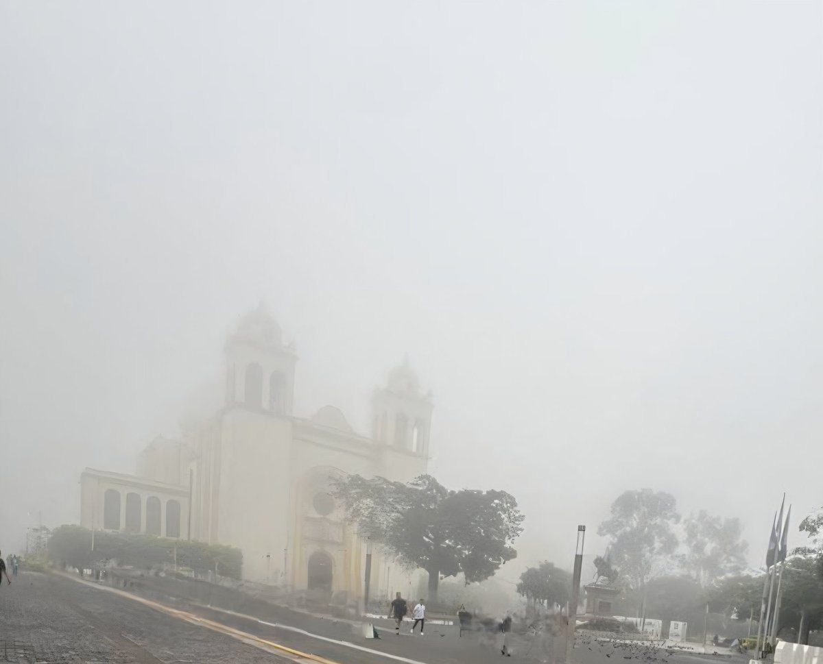 SanJacintoSV's tweet photo. La mañana del 10 del octubre San Salvador amanece cubierto por niebla de forma inusual. Geralmente este tipo de fenómenos no sobrepasan las faldas de los Cerros que rodean la ciudad pero en esta ocasión la niebla llegó hasta El Salvador del Mundo y Centro de Gobierno. https://t.co/3tVFLSX4Fc