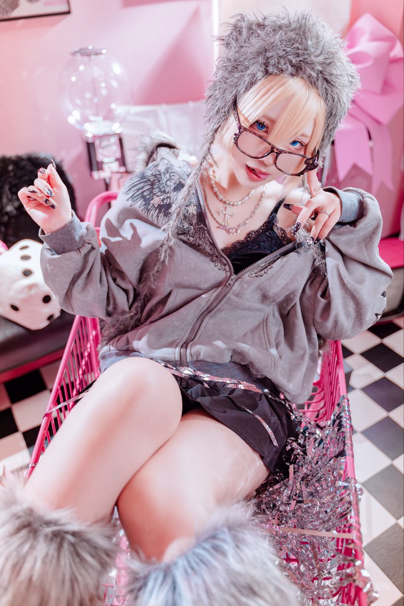 現役コスプレイヤーが運営する当スタジオ🎀

コスプレイヤーとは、カートに乗りたくなる生き物ですよね🦄
オーナーの私も乗りたくて作りました✌️♡

ピンク色に頑張って塗りました🎀

乗る時は人に支えてもらいながら脚立からゆっくり乗って下さい！（体重制限60㌔）