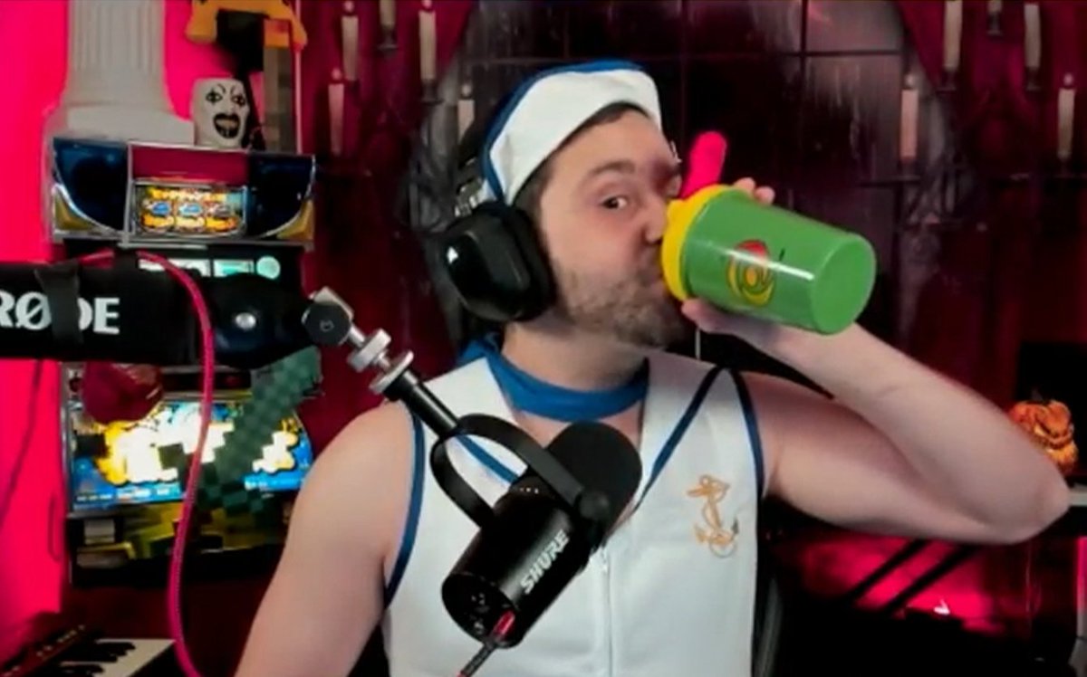 KillKinoKasino's tweet image. Anyone ever know a guy that gets really into working out and even though he's still small starts carrying around a blender bottle instead of a normal thermos so everyone knows he lifts?