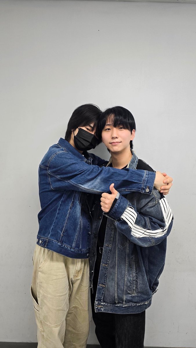 오늘은 세계 드러머 안아주기의 날이래요 🥁
정수 ➡️ 건일 포옹 성공🫶💫
천재 드러머 건일, 체력 풀충전 완료🐹🩷

#XdinaryHeroes #엑스디너리히어로즈
#건일 #Gunil 
#정수 #Jungsu
#WE_ARE_ALL_HEROES