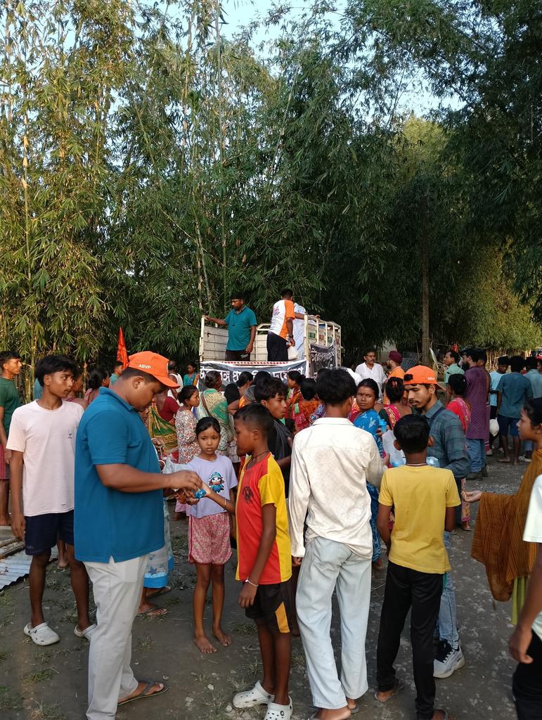 AbvpJalpaiguri's tweet photo. আজও সারাদিন জলপাইগুড়ি জেলার ময়নাগুড়ি নগরের বন্যা কবলিত এলাকার জলদান মোড় এবং বেতগাড়া ত্রাণ শিবিরে গিয়ে ৪০০ জনকে স্যানিটারি প্যাড,শুকনো খাবার এবং জামা কাপড় তুলে দিলো এবিভিপি। উপস্থিত ছিলেন জেলা সংযোজক অজয় মন্ডল এবং জেলা সংগঠন সম্পাদক শ্রী অভিজিৎ রায়
#ABVPJalpaiguriDistrict https://t.co/G8OwAoukWJ