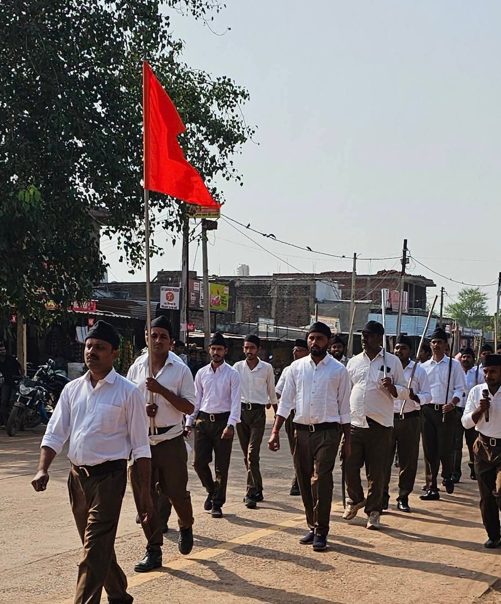 AshokTi89725997's tweet photo. राष्ट्रीय स्वयंसेवक संघ सेमरिया अंतर्गत बीड़ा मंडल में आयोजित पथ संचलन में सम्मिलित होने का गौरवशाली अवसर प्राप्त हुआ 
 #RSS100Years RSS संघे शक्ति क्लोयुगे Rashtriya Swayamsevak Sangh (RSS) RSS Rewa M.P. https://t.co/5PC77SAHc9