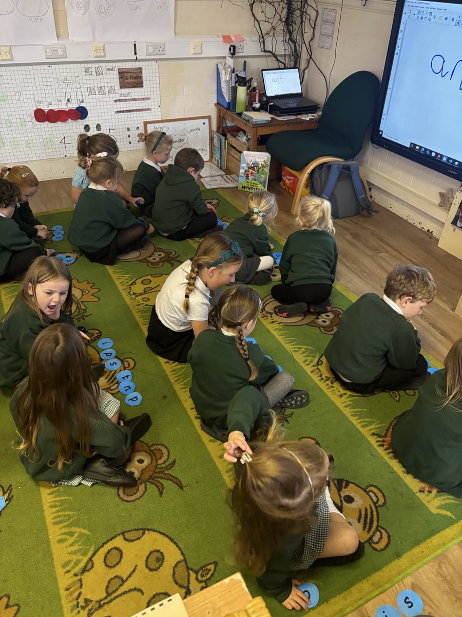 weaverhamschool's tweet image. This morning in English we mixed phonics with learning. The characters in the story ended up visiting a bubbly lake and some of the bubbles were in our classroom! We had to spot the sounds and even made some words. Great work 😁