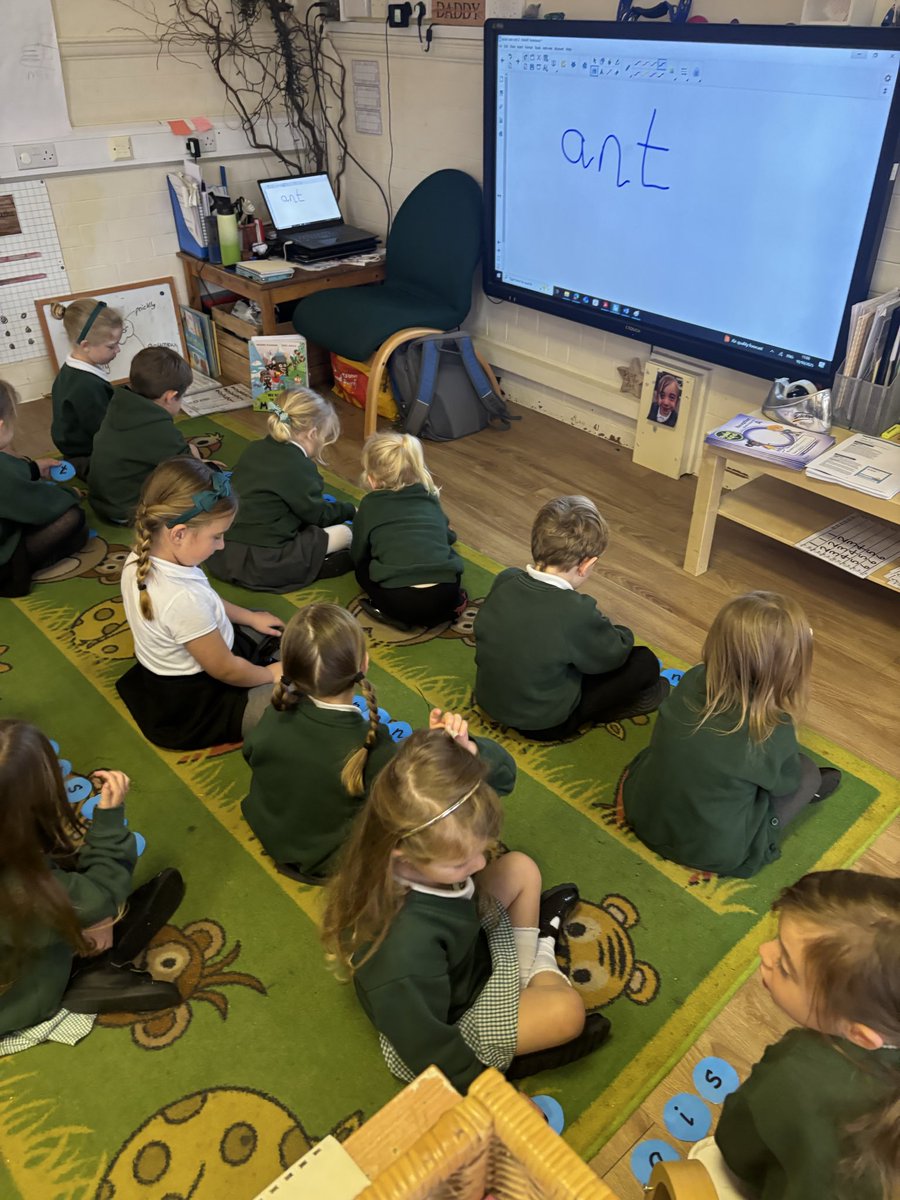 weaverhamschool's tweet image. This morning in English we mixed phonics with learning. The characters in the story ended up visiting a bubbly lake and some of the bubbles were in our classroom! We had to spot the sounds and even made some words. Great work 😁